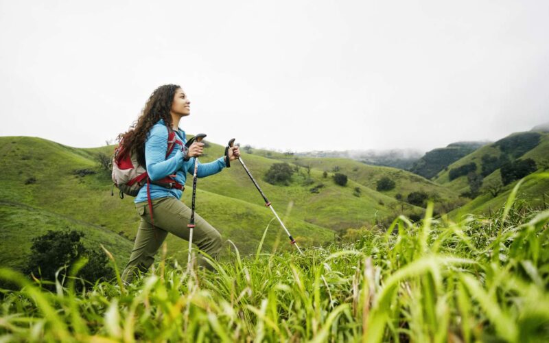 how to use trekking poles​